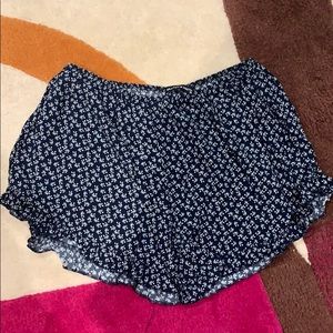 Brandy Melville vodi shorts (ruffle shorts)